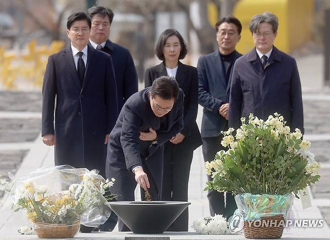 정원오 예비후보, 헌화 (김해=연합뉴스) 김동민 기자 = 더불어민주당 서울시장 예비후보인 정원오 전 성동구청장이 9일 오후 경남 김해시 진영읍 봉하마을 노무현 전 대통령 묘역을 찾아 헌화하고 있다. 2026.3.9 image@yna.co.kr