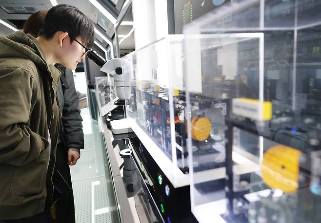 클린룸 모형 구경하는 학생들 [촬영 박건영]