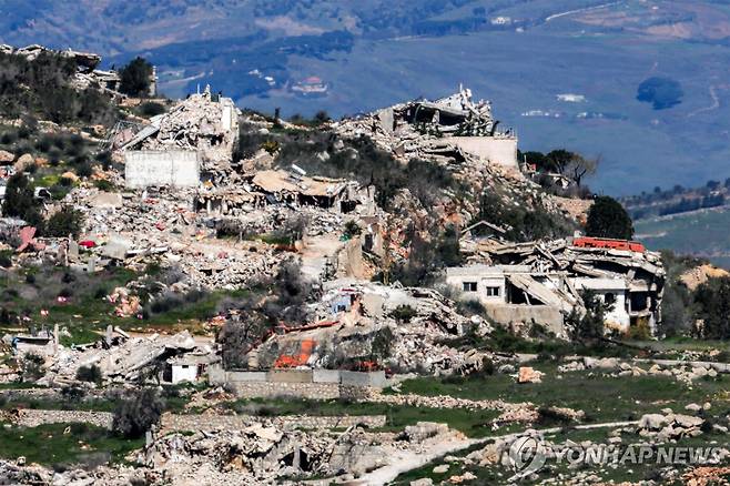 이스라엘 공습으로 무너진 레바논 남부 크파르 킬라 지역의 모습 [AFP=연합뉴스. 재판매 및 DB 금지]