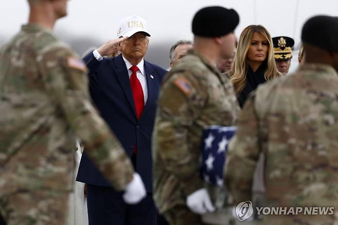 미군 장병 유해 귀환식에 'USA' 적힌 야구모자 쓴 채 등장한 도널드 트럼프 대통령 [EPA=연합뉴스. 재판매 및 DB 금지]