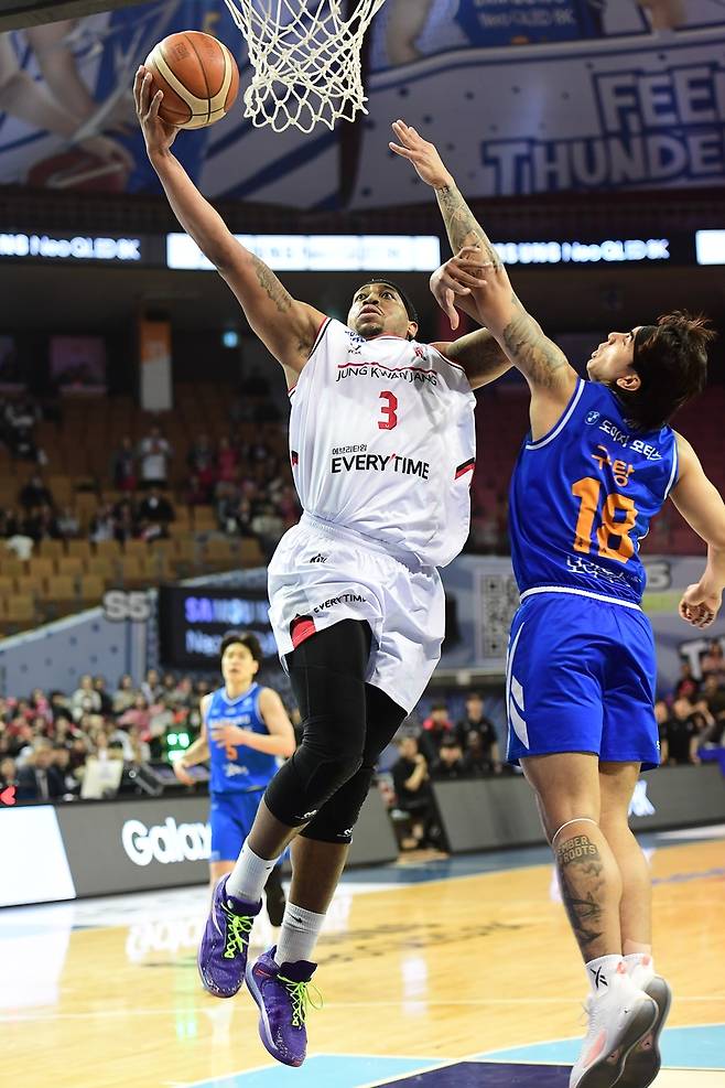 정관장 브라이슨 워싱턴(왼쪽)의 슛 [KBL 제공. 재판매 및 DB 금지]