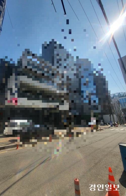집단 성행위가 벌어지고 있다는 신고가 접수됐던 상가건물. 2026.3.10 /이상훈기자 sh2018@kyeongin.com