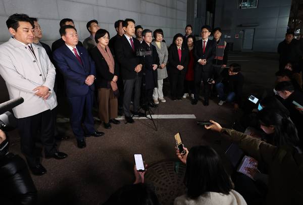 국민의힘이 당 노선을 논의하는 긴급 의원총회를 열어 ‘윤 어게인’ 반대 등의 내용을 담은 결의문을 채택한 9일 오세훈 서울시장이 서울 중구 한 식당을 나서며 입장을 밝히고 있다. 2026.3.9 /연합뉴스