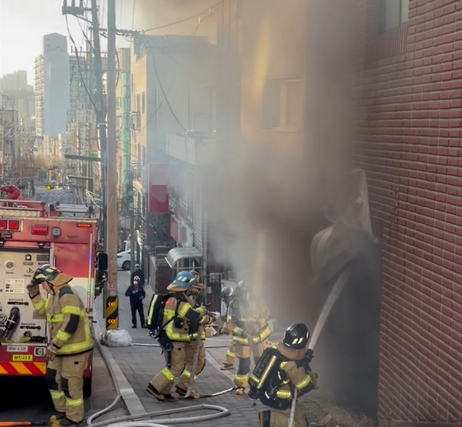 지난 2월 22일 서울시 중랑구의 한 건물에 발생한 화재를 발견한 분당소방서 소속 김홍중 소방교의 신고로 출동한 소방이 화재를 초기에 진압했다. 사진=분당소방서
