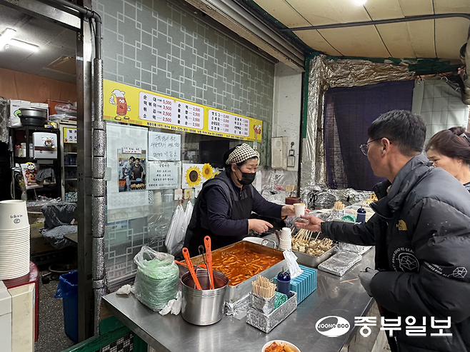 인천 남동구 구월동의 한 분식집. 조리대와 천막이 인도를 침범했다는 민원이 제기됐다. 정수빈 기자