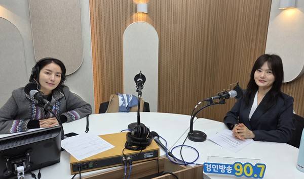 박주언 앵커(왼쪽)와 문희정 국제정치평론가 [사진 = 경인방송 시사뉴스팀]