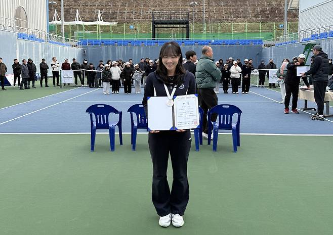 세종시청 테니스팀 이은지 선수가 '2026 오동도배 여수 오픈 테니스대회'에서 여자 단식 준우승을 차지한 뒤 기념촬영을 하고 있다. /세종시 제공