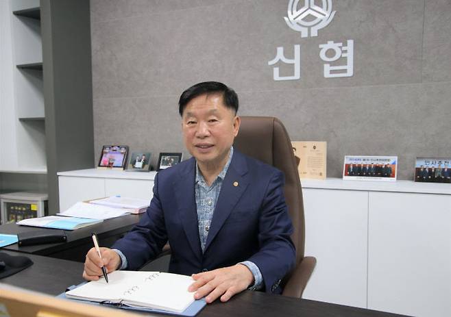 윤여경 이사장이 집무실에서 업무를 보고있다.