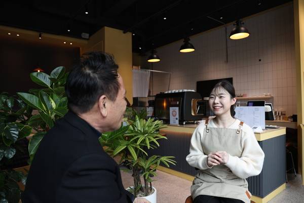 ▲ 이서윤(오른쪽) 팩토리 윤 대표와 여명구 충청투데이 사장이 인터뷰를 진행하고 았다. 사잔=김진로 기자