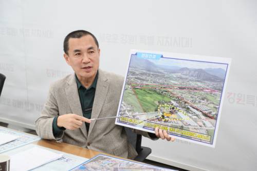 ◇김진태 강원특별자치도지사가 9일 기자간담회에서 도청사 신축 이전 계획을 설명하고 있다.