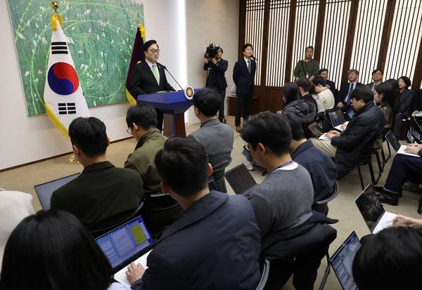 우원식 국회의장이 10일 국회에서 개헌 관련 긴급 기자회견을 하고 있다. /연합뉴스