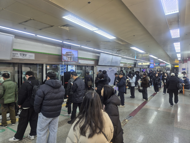 출근 시간대 대구 도시철도 반월당역은 사람들로 도시철도를 탑승하기 위해 기다리는 사람들로 붐비고 있다. 김정원 기자