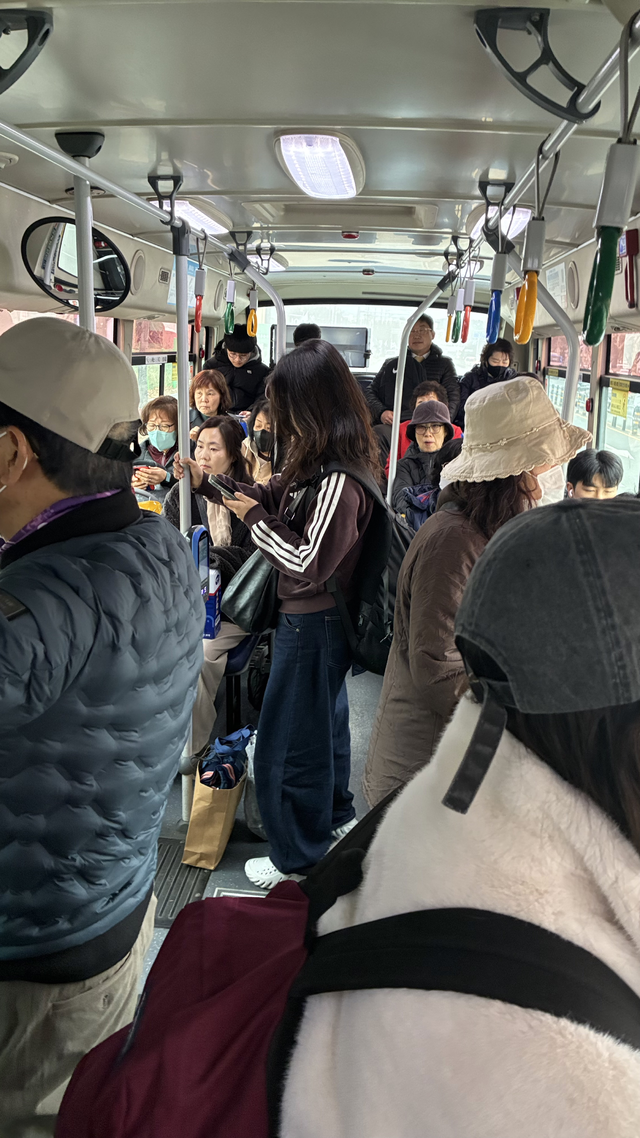 지난 9일 오전 8시께 시내버스는 몰린 승객들로 붐볐다. 서고은 수습기자