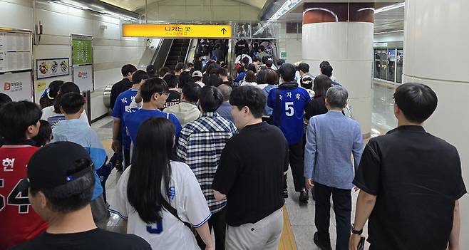 지난 5월 23일 삼성 라이온즈와 기아 타이거즈의 경기를 보기 위해 수성알파시티역에서 내린 관람객들이 야구장으로 가고 있다. 이지용기자 sajahu@yeongnam.com