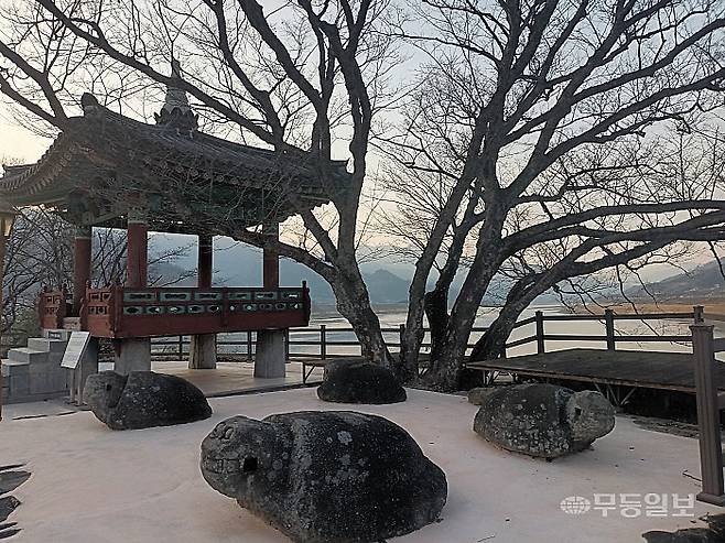 수월정 옆 돌두꺼비 4마리가 고스란하다.<무등일보>