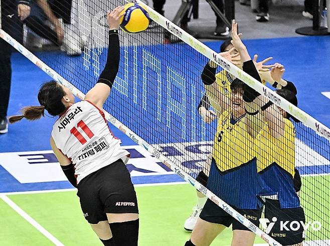 지난 8일 현대건설과의 경기에서 공격 중인 시마무라. KOVO 제공