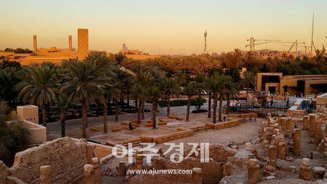 '디리야(Diriyah) 역사 지구' 재개발 현장에서 공사가 한창 진행 중이다. [사진=배인선 기자]