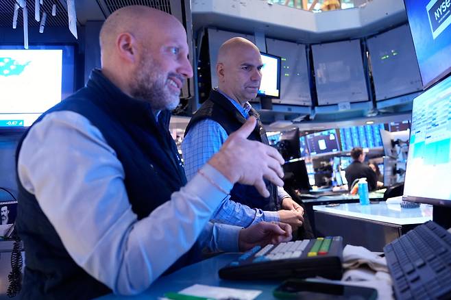 미국 뉴욕증권거래소(NYSE)에서 4일(현지시간) 트레이더들이 대화하고 있다. (뉴욕/AP연합뉴스)
