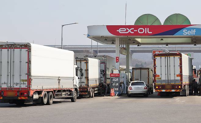 ▲10일 경기도 용인시 영동고속도로 용인휴게소 강릉방향 주유소에서 화물차 기사들이 주유하고 있다. 연합