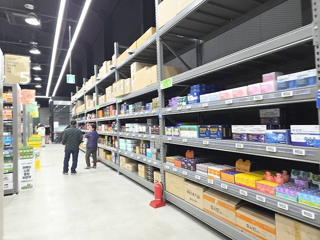 경기도 모처에 글로벌 대형 창고형 마트의 명칭을 표방한 창고형약국이 문을 열었다. 약사공론DB