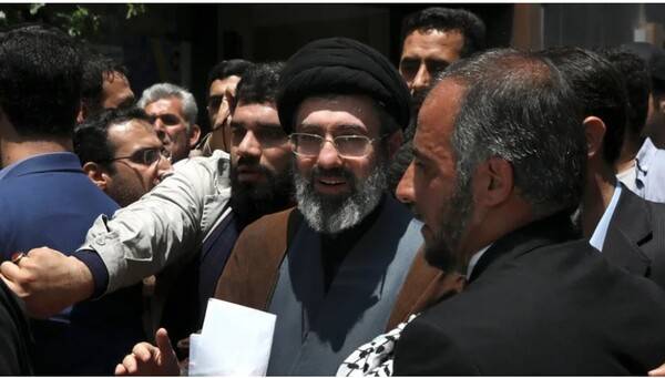 8일 하메네이 후계자로 선출된 그의 차남 모즈타바 하메네이. 이코노미스트 3월 8일