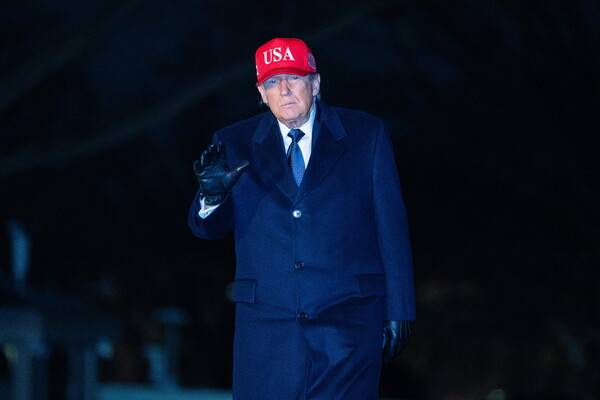 도널드 트럼프 미국 대통령이 1일 백악관으로 돌아오고 있다. 2026. 03. 01 [EPA=연합뉴스]