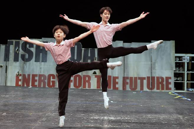 뮤지컬 '빌리 엘리어트' 배우 김우진(빌리 역)과 임선우(성인 빌리 역)가 10일 경기 고양시 아람누리극장에서 주요 장면을 시연하고 있다. (사진=뉴시스)