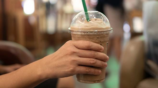 시럽이나 휘핑크림, 설탕이 포함된 냉동 커피 음료는 칼로리가 높다|출처: 게티이미지뱅크