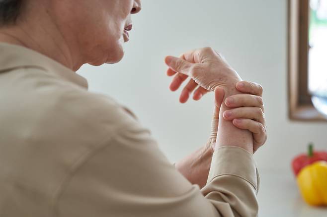 손목에 갑자기 생긴 혹은 대부분 위험하지 않은 손목결절종이다. 하지만 혹이 커지거나 통증으로 불편감을 심하게 느낀다면 병원을 방문하는 것이 좋다. 사진=게티이미지뱅크
