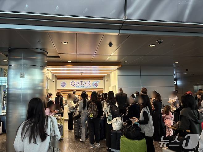 카타르항공의 인천 직항편 탑승을 위해 수속 절차를 밟고 있는 우리 국민들의 모습.(외교부 제공)