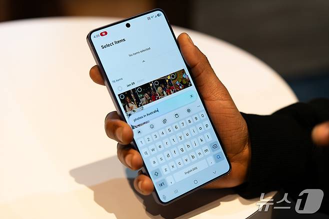 갤럭시S26 나우 넛지 기능. 문자 메시지를 주고 받는 도중 AI가 알아서 필요한 사진을 제안해준다. 2026.2.26/뉴스1 ⓒNews1 이기범 기자