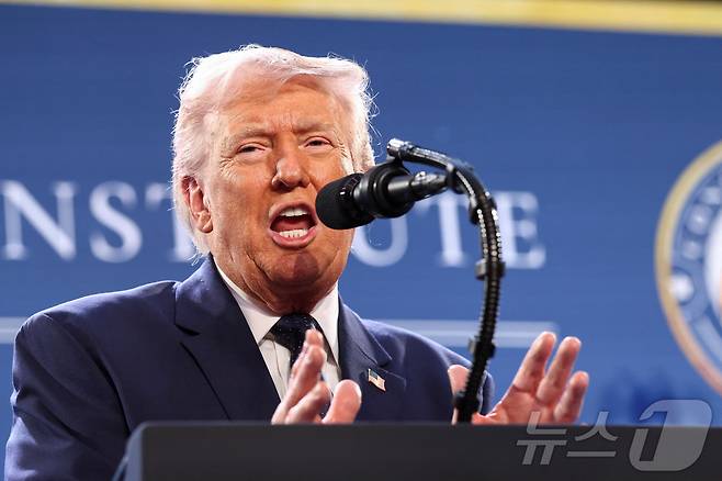 9일(현지시간) 도널드 트럼프 미국 대통령이 플로리다주 마이애미에 위치한 골프 리조트인 '트럼프 내셔널 도랄 마이애미'에서 공화당 당원들에게 연설하고 있다. 2026.03.09 ⓒ 로이터=뉴스1