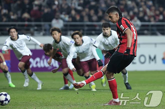 4일 오후 서울시 마포구 월드컵로 서울월드컵경기장에서 열린 아시아축구연맹(AFC) 챔피언스리그 엘리트(ACLE) 16강 1차전 FC서울과 비셀 고베의 경기에서 FC서울 후이즈가 패널티킥을 차고 있다. 2026.3.4 ⓒ 뉴스1 박정호 기자