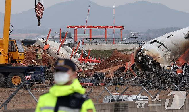 지난 2024년 12월 30일 당시 전남 무안국제공항에 콘크리트 재질 방위각 시설이 전날 제주항공 여객기와의 충돌 여파로 파손돼 있다. 2024.12.30 ⓒ 뉴스1 김성진 기자