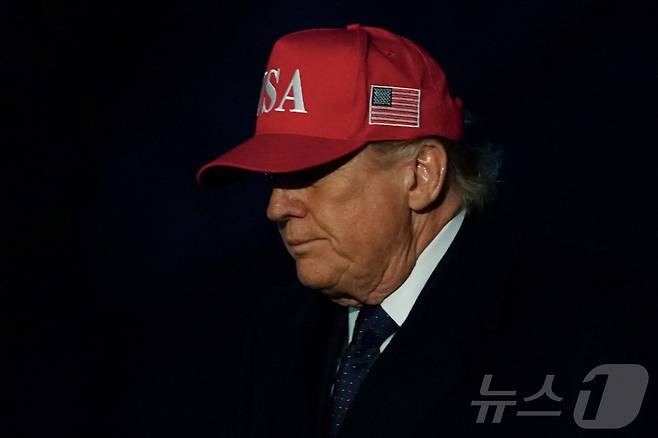 이스라엘과 미국의 이란 공습 이후, 도널드 트럼프 미국 대통령이 1일(현지시간) 백악관으로 복귀하고 있다. 2026.03.01 ⓒ 로이터=뉴스1