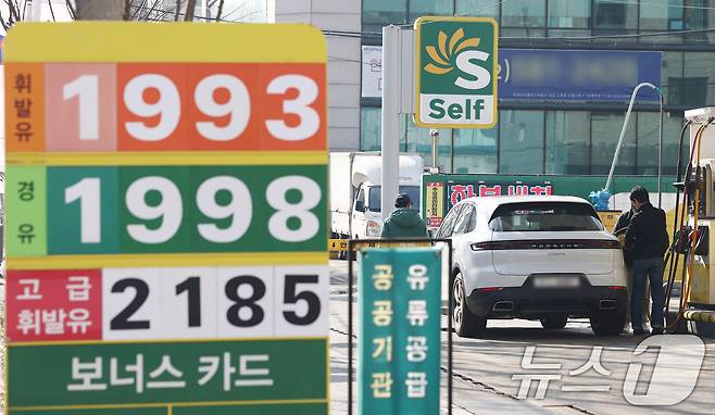 중동 사태 영향으로 기름값이 2000원에 육박할 정도로 치솟자 정부가 석유 최고가격 제도를 시행하기로 한 10일 오전 서울 성북구의 한 주유소에서 시민이 주유를 하고 있다. 30년 만에 도입되는 최고가격제는 휘발유와 석유 제품의 가격을 일정 수준 이상 못하도록 하는 제도로, 정부는 이번 주 중 구체적 내용을 발표할 예정이다. 2026.3.10 ⓒ 뉴스1 김민지 기자