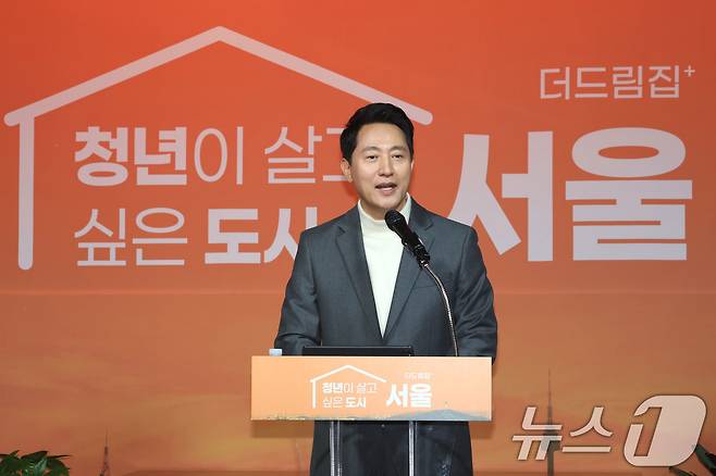 오세훈 서울시장이 10일 오후 서울시청 내 서울갤러리에서 열린 '청년 홈&잡 페어’에서 청년 주거 통합 브랜드 ‘더드림집+’과 함께 2030년까지 청년주택 7만4000채를 공급하는 내용의 ‘청년 주거안정 대책’을 발표하고 있다. 2026.3.10 ⓒ 뉴스1 이광호 기자