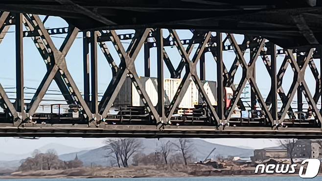 지난달 28일 북중 접경지역인 중국 랴오닝성 단둥의 압록강철교(중국명 중조우의교)를 통해 단둥에서 신의주 방향으로 화물트럭이 이동하고 있다. (사진=독자제공) ⓒ 뉴스1 정은지 특파원