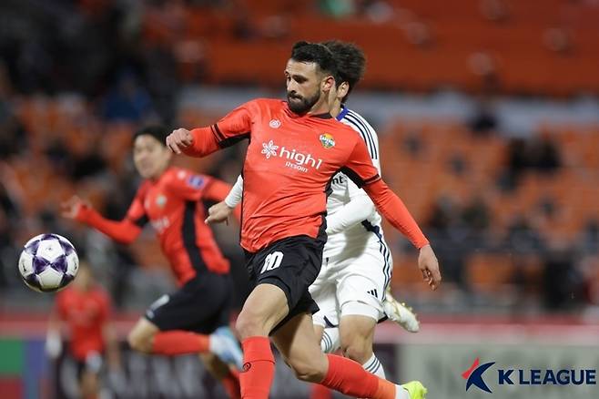 강원 공격수 아부달라가 3일 춘천에서 열린 마치다와의 16강 1차전서 공을 놓고 경합하고 있다. 제공 | 한국프로축구연맹