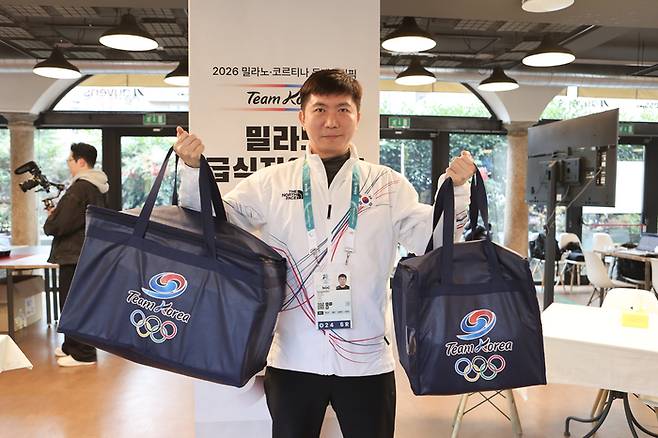 대한체육회 유승민 회장(왼쪽)이 밀라노 급식지원센터에서 선수들에게 제공할 도시락을 들어보이고 있다. 사진 | 대한체육회