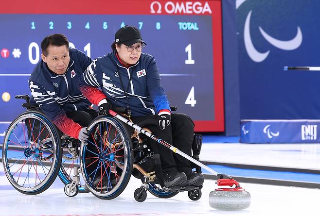 휠체어컬링 혼성팀이 9일(현지시간) 이탈리아 코르티나 컬링 올림픽 스타디움에서 열린 2026 밀라노·코르티나 동계패럴림픽 휠체어컬링 혼성팀 예선 슬로바키아전에서 승리했다. 방민자(오른쪽)이 스톤을 던지고 있다. 사진 | 대한장애인체육회