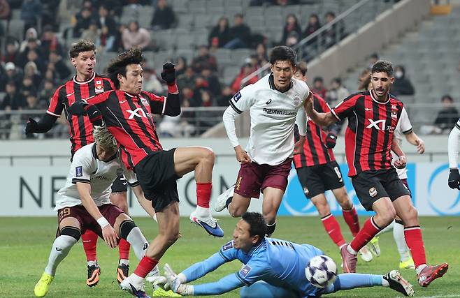 4일 서울월드컵경기장에서 열린 아시아축구연맹(AFC) 챔피언스리그 엘리트(ACLE) 16강 FC서울과 비셀 고베의 경기.      FC서울 송민규 등 선수들이 볼을 다투고 있다. 사진 | 연합뉴스