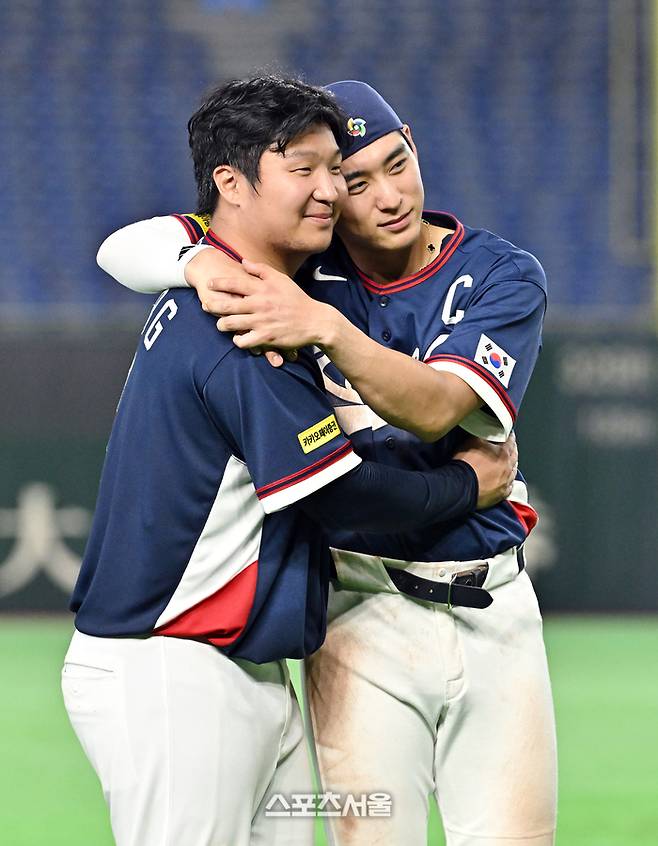 대표팀 문보경(왼쪽)과 이정후. 도쿄 | 박진업 기자 upandup@sportsseoul.com