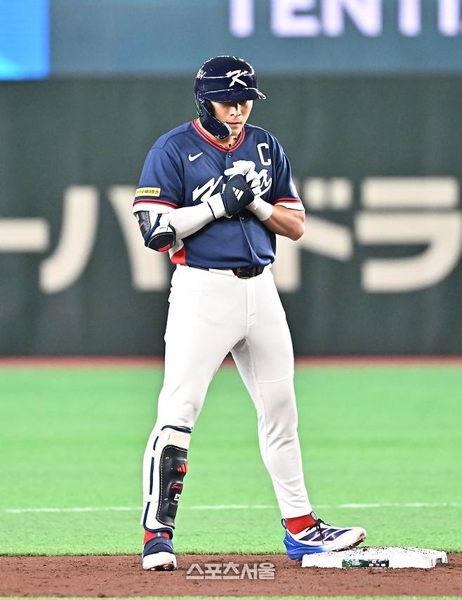 이정후가 3회 초 1타점 2루타를 친 뒤 두 손 모아 기도하고 있다.  도쿄 | 박진업 기자 upandup@sportsseoul.com