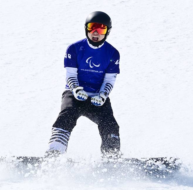 이제혁이 8일(현지시간) 이탈리아 코르티나 파라 스노보드 파크에서 열린 2026 밀라노·코르티나 동계패럴림픽 스노보드 크로스 남자 하지 장애(SB-LL2) 결선에서 동메달을 따낸 후 기뻐하고 있다. 사진 | 대한장애인체육회