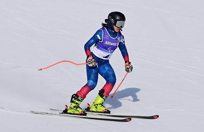 최사라가 9일 이탈리아 코르티나 토파네 알파인스키 센터에서 열린 2026 밀라노·코르티나 동계패럴림픽 알파인스키 여자 슈퍼대회전 레이스를 펼치고 있다. 사진 | 대한장애인체육회