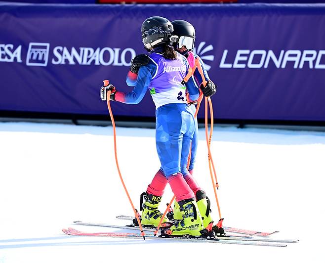 최사라와 가이드 어은미가 이탈리아 코르티나 토파네 알파인스키 센터에서 열린 2026 밀라노·코르티나 동계패럴림픽 알파인스키 여자 슈퍼대회전 레이스를 마친 후 포옹하고 있다. 사진 | 대한장애인체육회