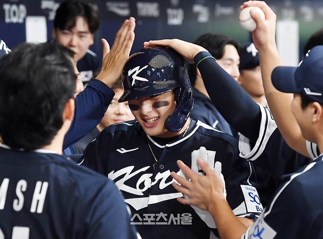 대한민국 야구 대표팀의 윤동희(가운데)가 2일 서울 고척스카이돔에서 열린 쿠바와 2차 평가전 2회초 무사 쿠파의 피게레도를 상대로 선제 솔로 홈런을 치고 동료들과 하이파이브를 하고 있다. 고척 | 박진업 기자 upandup@sportsseoul.com