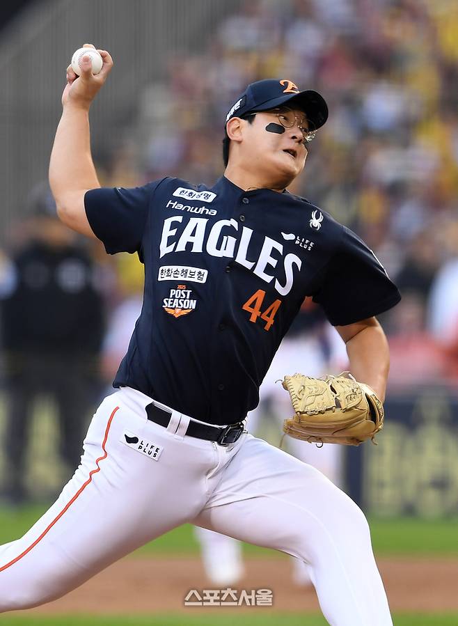 한화 김서현이 26일 잠실구장에서 열린 2025 KBO리그 LG와 한국시리즈 1차전 8회말 등판해 힘차게 공을 던지고 있다. 잠실 | 박진업 기자 upandup@sportsseoul.com