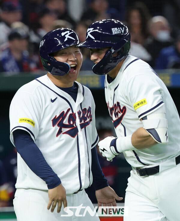 한국 대표팀이 지난 5일 일본 도쿄돔에서 열린 체코와 월드베이스볼클래식(WBC) 체코와 경기에서 11-4로 완승을 거뒀다. 이날 만루홈런을 친 문보경(좌측)과 연타석 홈런을 날린 셰이 위트컴이 환하게 웃고 있다. /사진=뉴시스